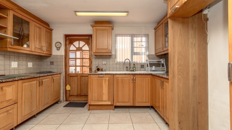 5 Bedroom Property for Sale in Sandbaai Western Cape